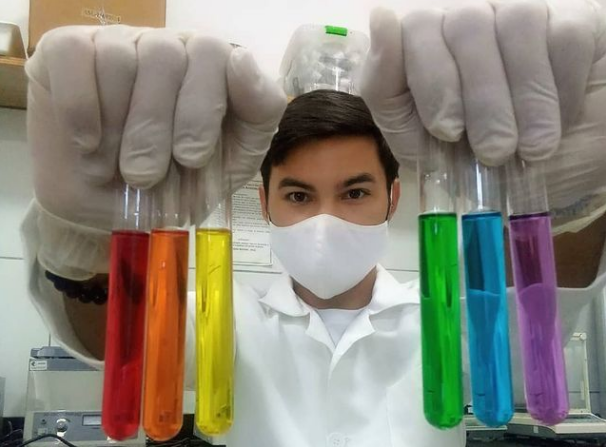 Mateus no laboratório da faculdade. Foto via Instagram @mateus0314