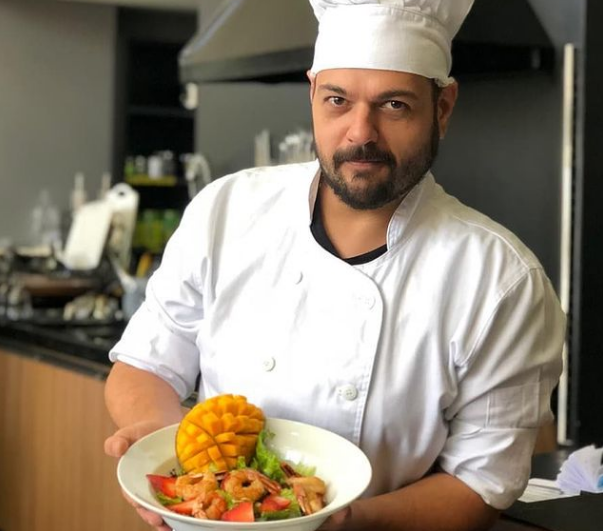 Julio atuando como chefe de cozinha. Foto via Instagram @chefealmeidamazzo