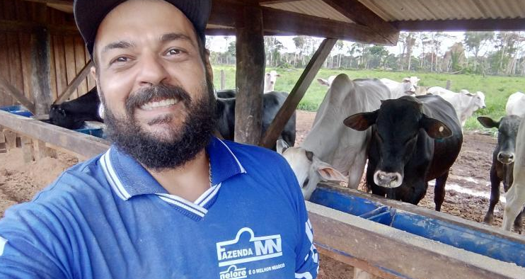 Julio conferindo as vacas para inseminação. Foto via Instagram @chefealmeidamazzo