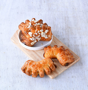 5401-Raisin-Cream-Cheese-Comb-scaled.jpg