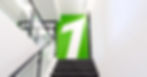 Eine grüne Wand mit einer großen weißen Eins. Im Vordergrund Stufen, die nach oben führen, mit grauem Teppich