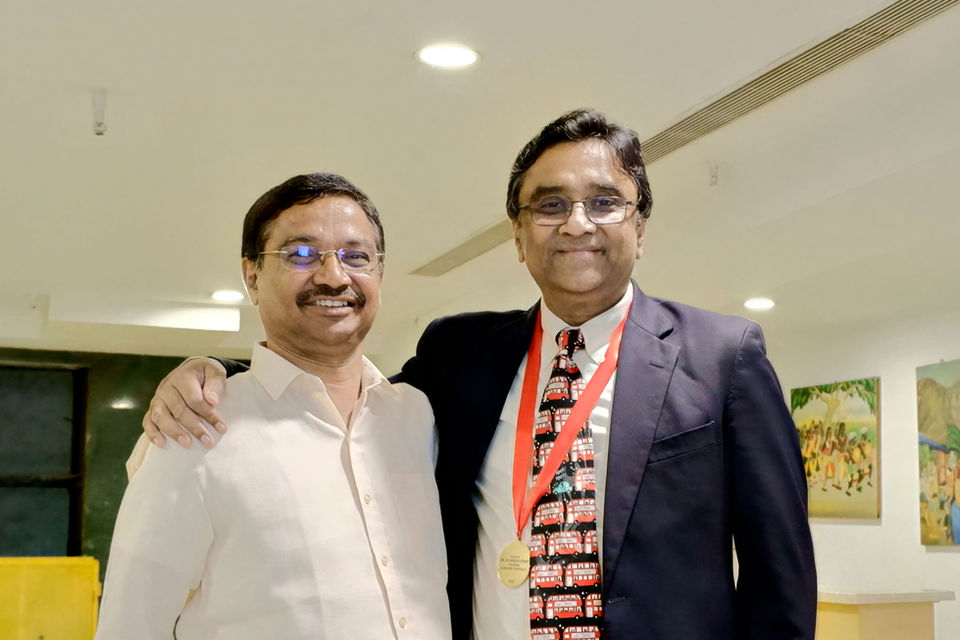 With-Dr--A-V-Gurava-Reddy.jpg