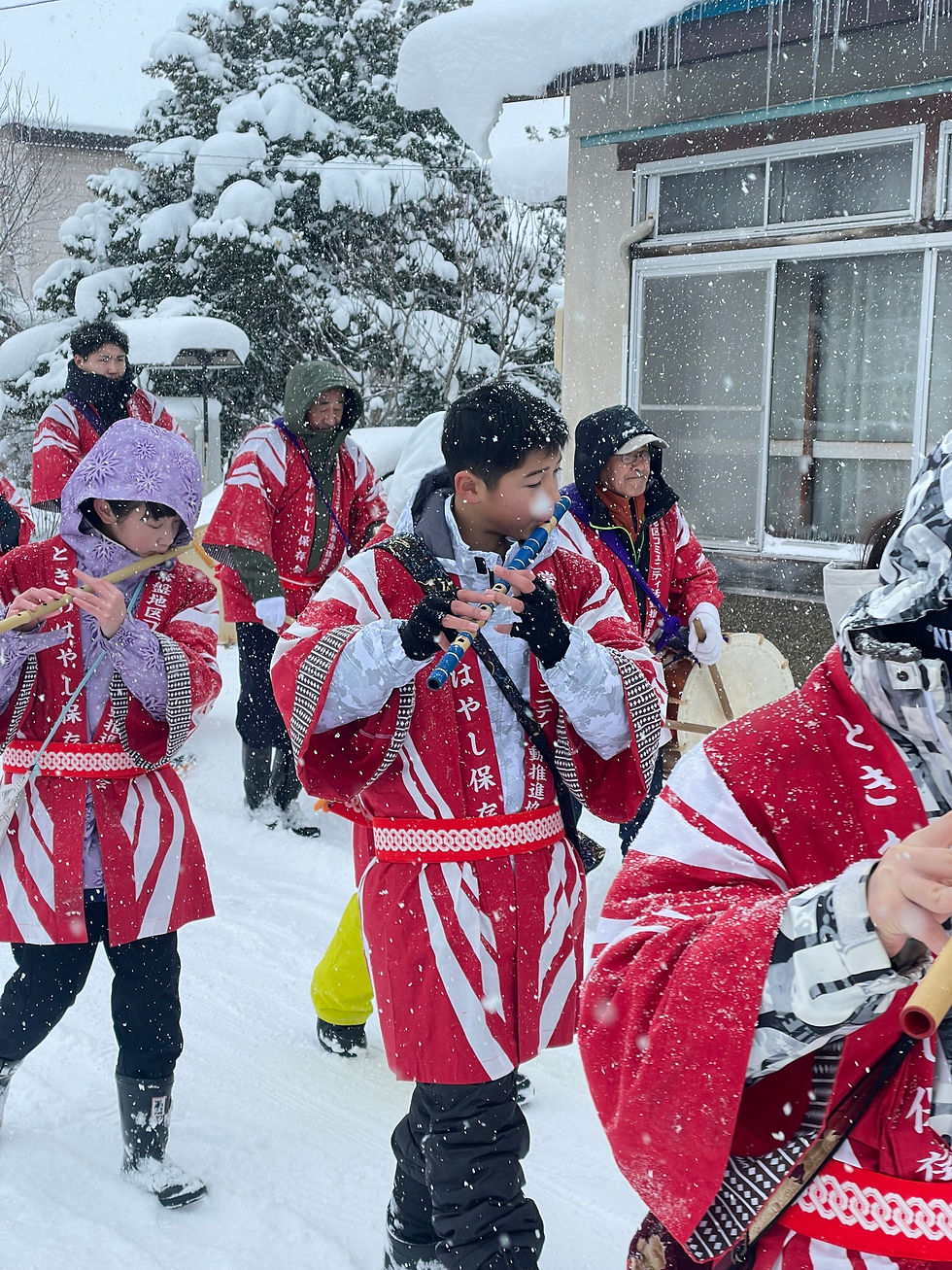 登山囃子を響かせながら奉納する風景