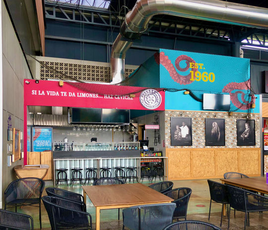 Restaurante La Guerrerense diseñado por Custom Retail Experiences, con interiorismo gastronómico, ambientación cultural y diseño de experiencia.