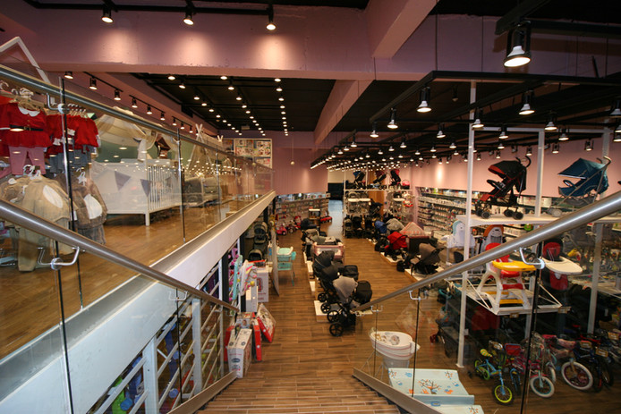 Tienda Mamalov diseñada por Custom Retail Experiences, con diseño retail, interiorismo comercial y visual merchandising que integran exhibición ordenada, ambientación atractiva e identidad de marca para mejorar la experiencia de compra.