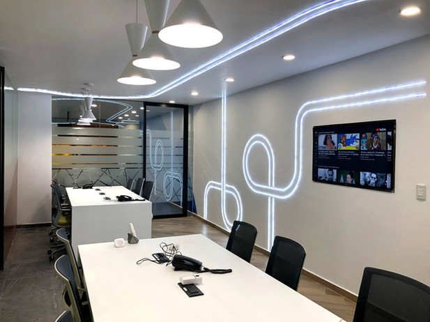 Oficinas corporativas Arioac diseñadas por Custom Retail Experiences, con interiorismo comercial moderno, mobiliario ergonómico y distribución estratégica para productividad y bienestar laboral.