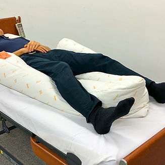 スネーククッションを用いた下肢のサポート例