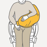 RM4-Hを用いて車いすなRM4-Hを使用した、車いすなどの座位姿勢での上肢（腕）のポジショニングサポート例のイラスト。