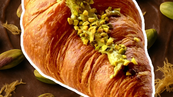 Lviv Croissants в Братиславе — уютное кафе-кондитерская с большими свежими круассанами и разнообразными начинками — Lviv Croissants v Bratislave — útulná kaviareň s veľkými čerstvými croissantmi a rôznymi plnkami — Lviv Croissants in Bratislava — cozy café with large fresh croissants and a variety of fillings.