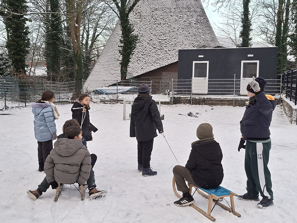 Quand la neige s’invite à l’école, les élèves s’adaptent : le cours de gymnastique se transforme en