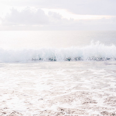 Wellen treffen auf Strand. Hintergrundbild EMDR.