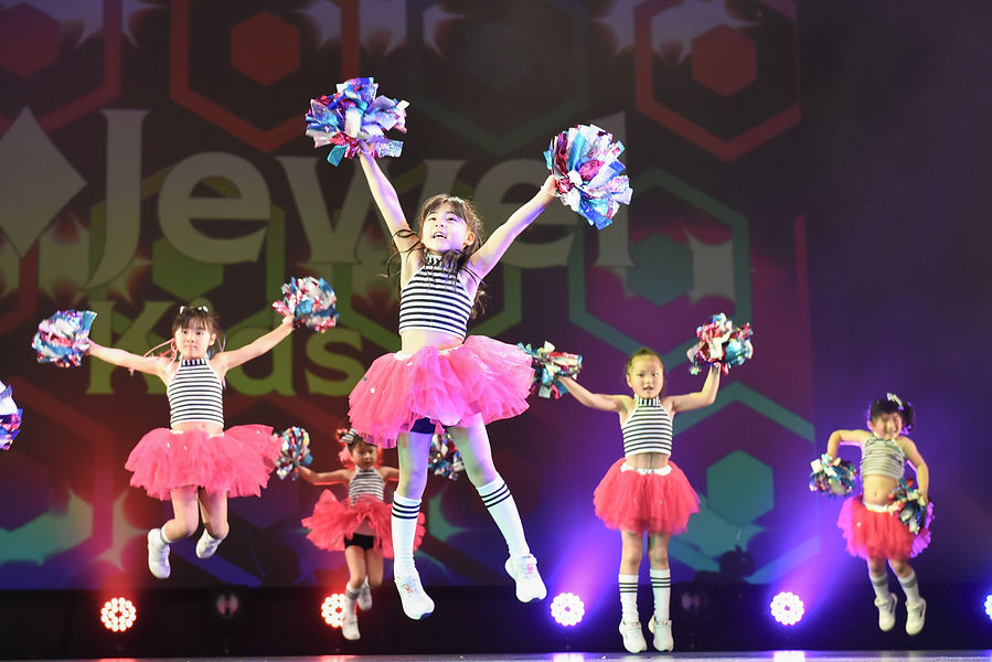 ポンポンを持った笑顔の子どもたち