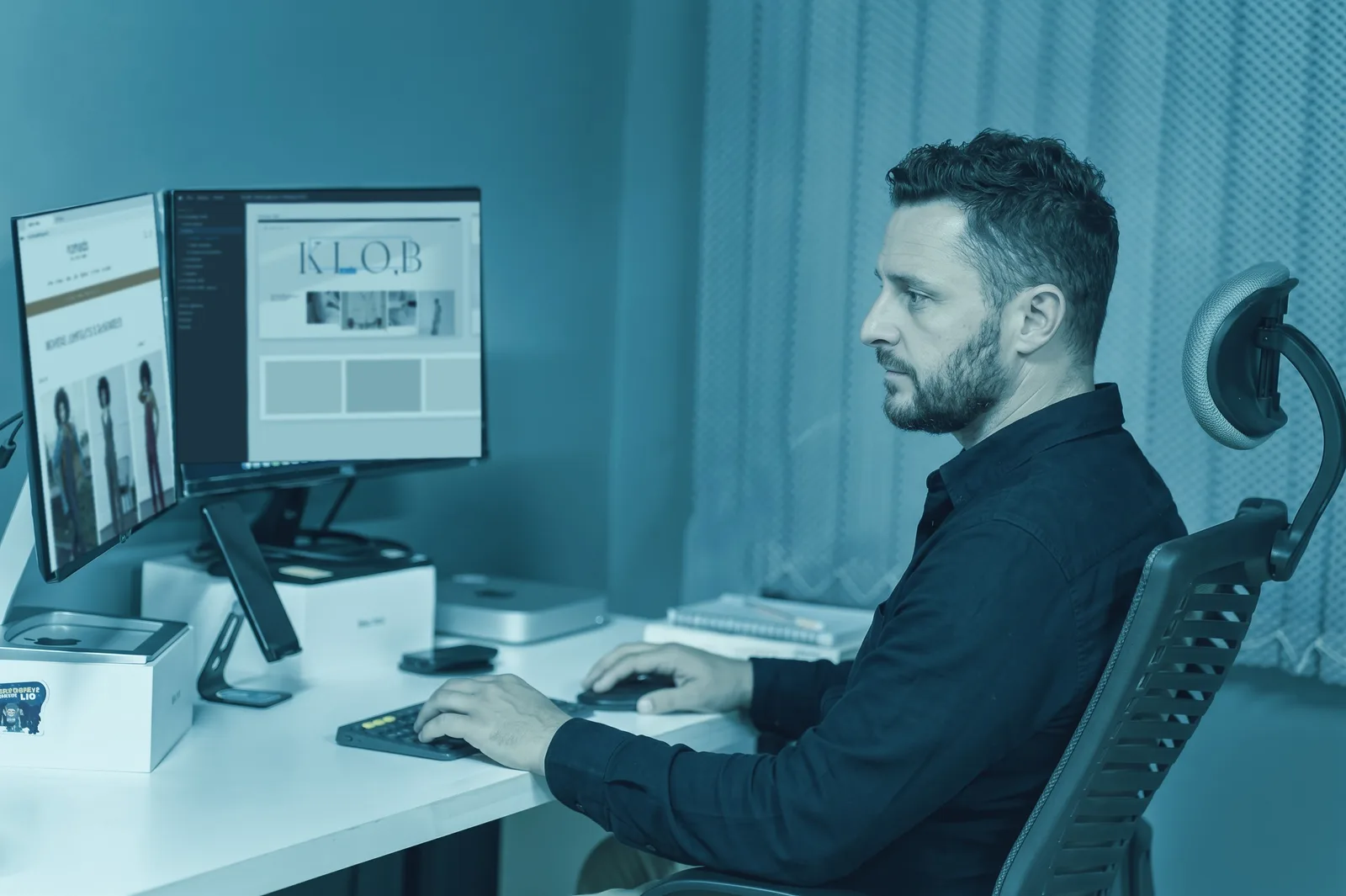 Tom Dubiel z Marketing Promo przy pracy nad kampanią w social mediach