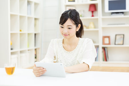 Human Academy Online School タブレットで学ぶ女性
