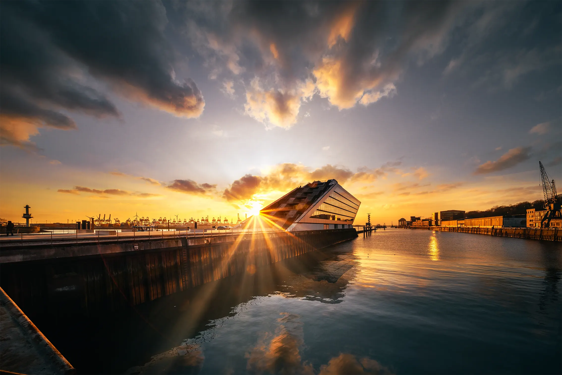 14_DH2303_Ansichtssache_Golden_Dockland_Sunrays_MatthiasPlander copy.webp