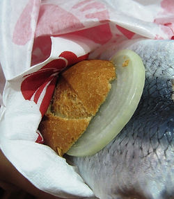 ドイツの食事。魚のサンドウィッチ