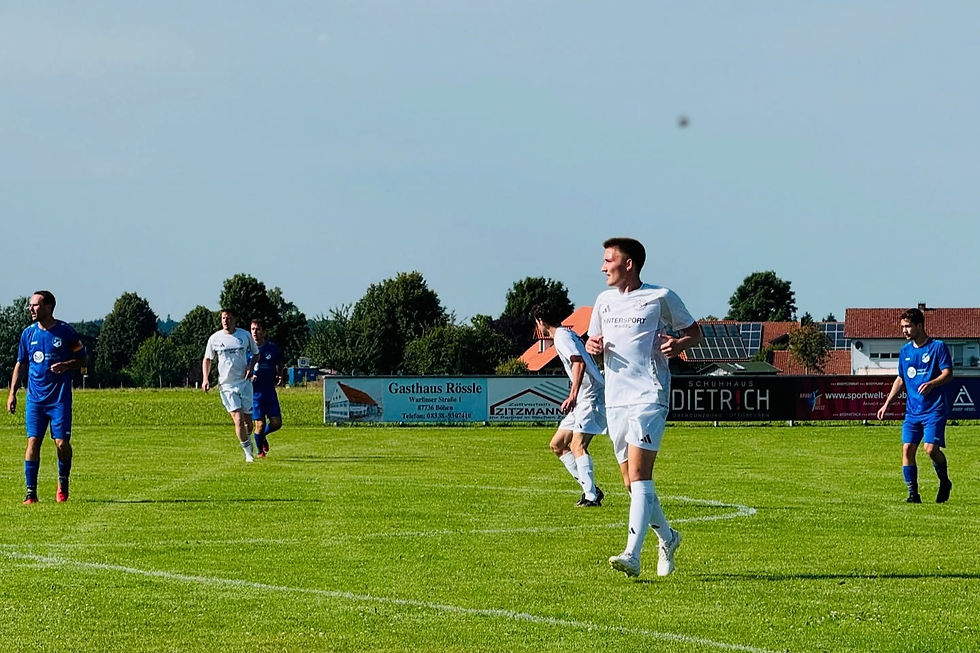 Tobias Fontain (vorne) beim Pokalspiel der Herren in Böhen (Unterallgäu)
