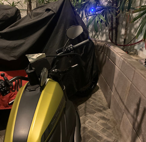 Moto eléctrica cargando en casa con Charging Depot!