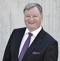 Portrait von Karl Wessely in dunklem Anzug mit lila Krawatte