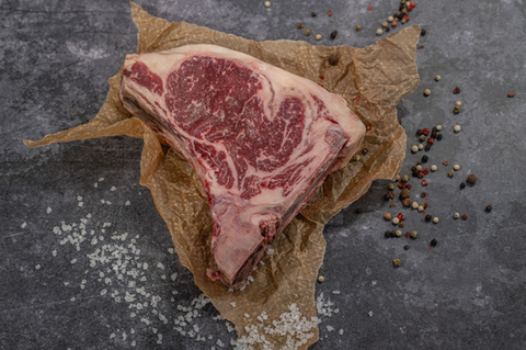 rohes Club Steak vom Bio-Angus-Rind geschnitten