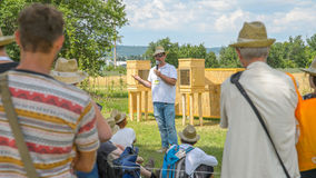 Mann erklärt Publikum etwas
