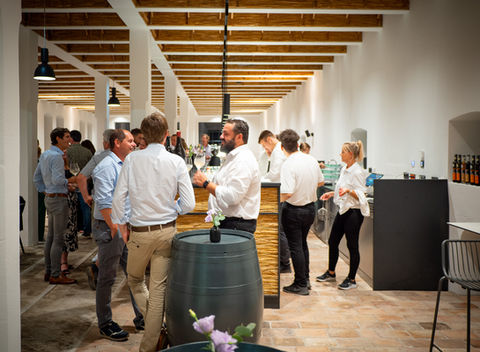 Personen unterhalten sich miteinander im Restaurant