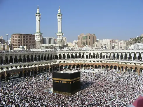 pilgrims-Muslim-Kabah-Great-Mosque-of-Mecca.webp