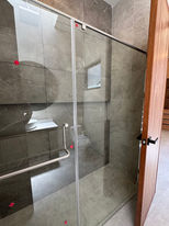 Cancel de baño de cristal con herrajes y puerta de madera