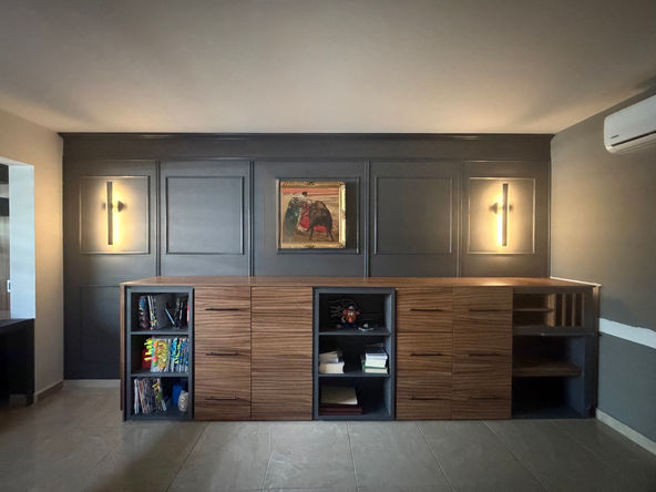 Remodelación de sala con mueble de madera a la medida y muro gris