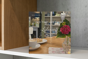 Moku-up mit Foto des Buches "Dein Traum vom eigenen Ladencafé"