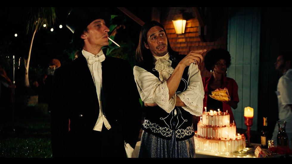 A droite, Antonin montre à son producteur (à gauche), le chemin vers la faillite