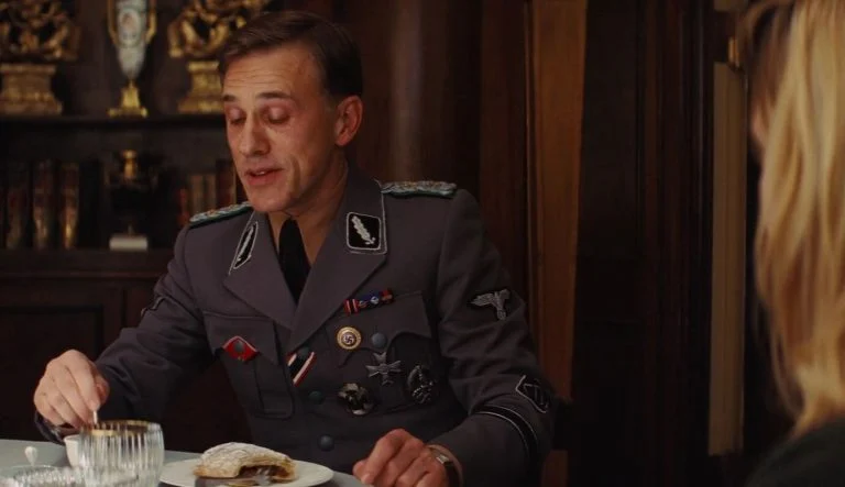 Hans Landa (Christoph Waltz) se délecte d’une généreuse part de Strudel