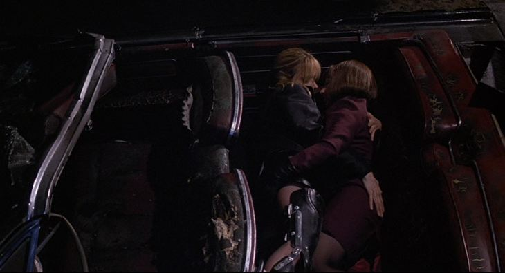 Holly Hunter et Deborah Kara Unger dans Crash
