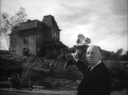 Alfred Hitchcoock présente le manoir des Bates en guise de bande-annonce