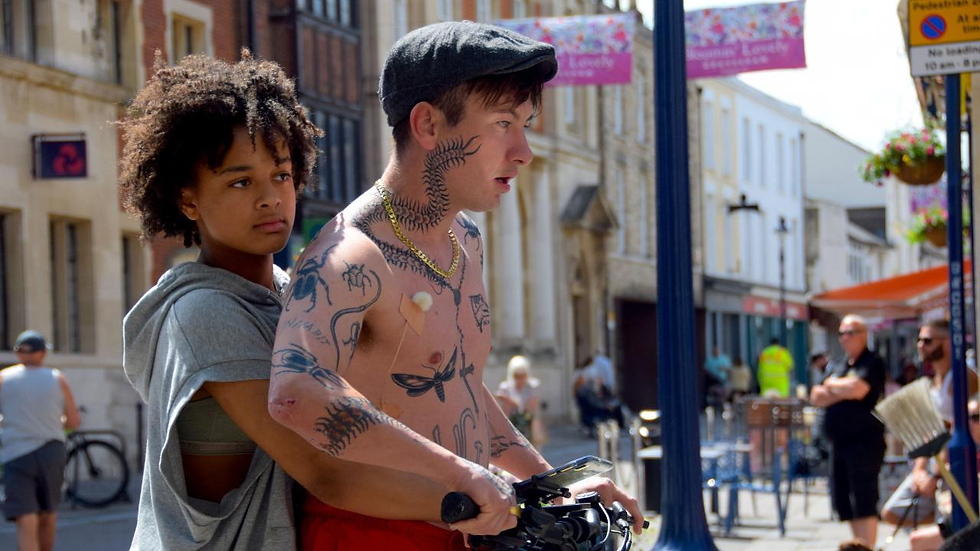 Nikiya Adams et Barry Keogan dans Bird