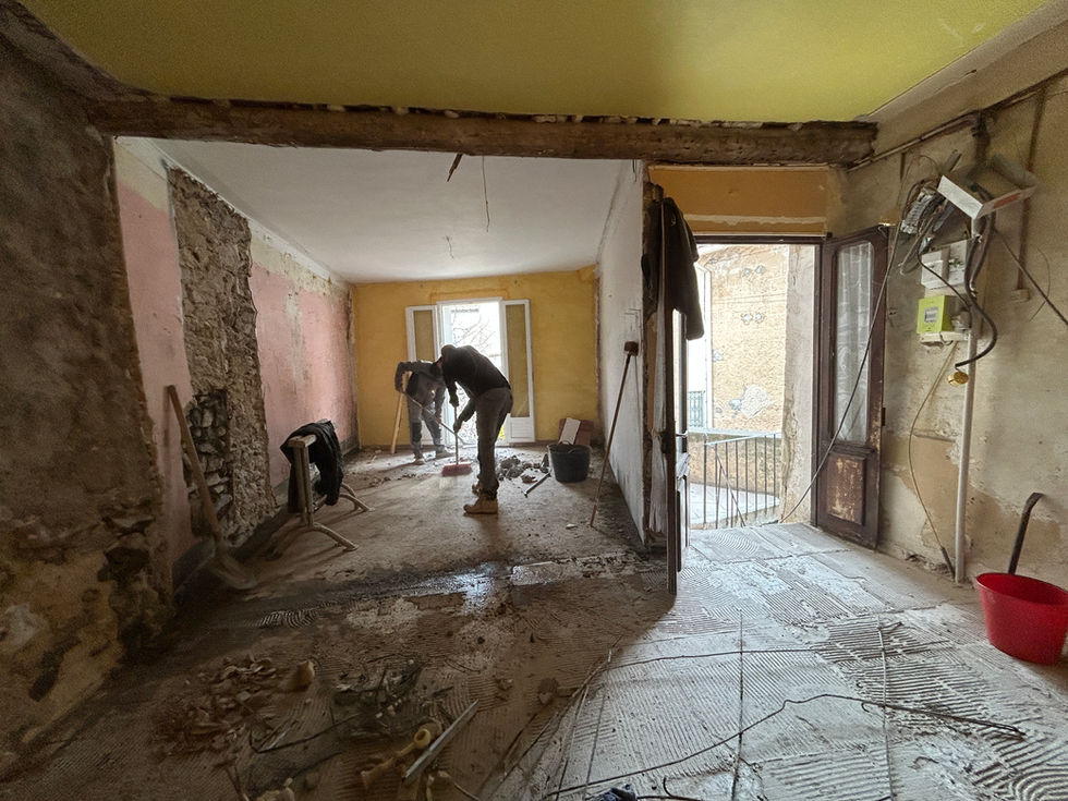 Redistribution de l’étage en chantier à Pézenas : La maison pendant la restructuration : les anciens aménagements sont déposés pour préparer la nouvelle organisation.