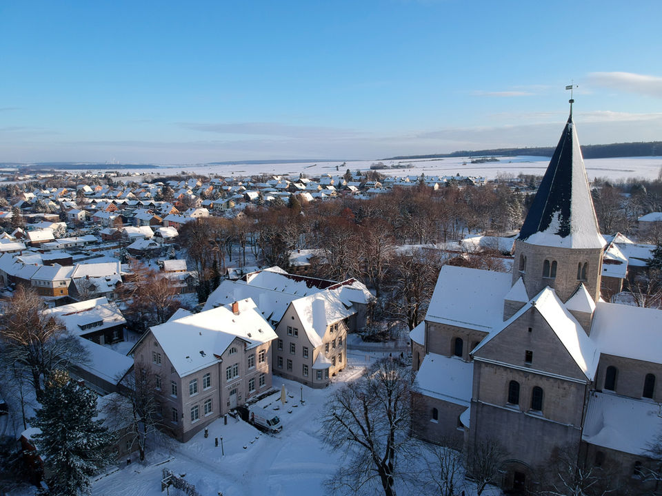 Schneebedeckte Stadtlandschaft mit Kirche im Winter