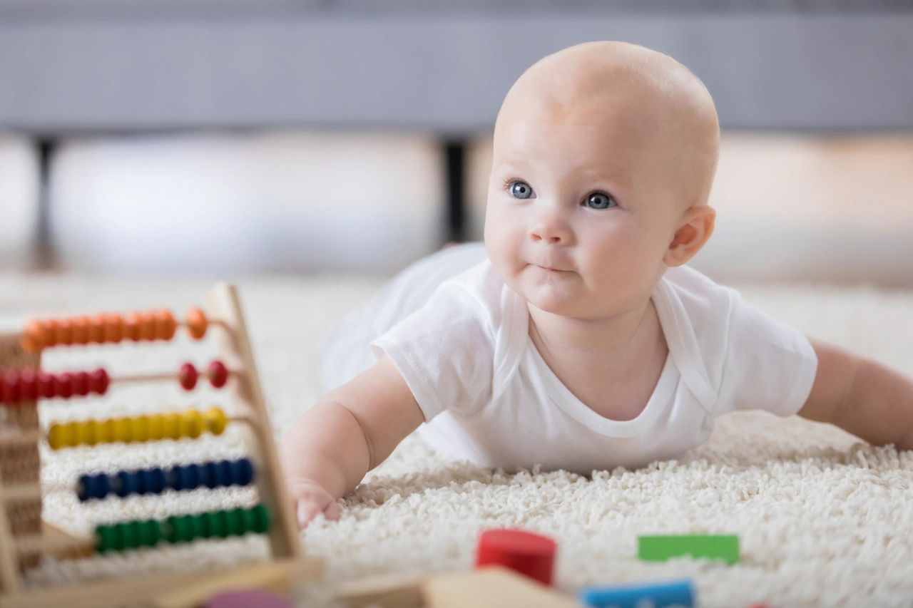 Baby krabbelt und schaut aufmerksam