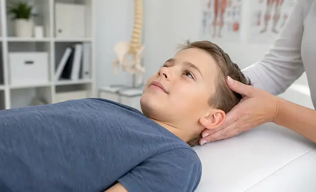 Kind bei der Osteopathie in Köln