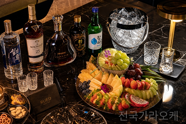 양주와 과일안주가 세팅된 테이블
