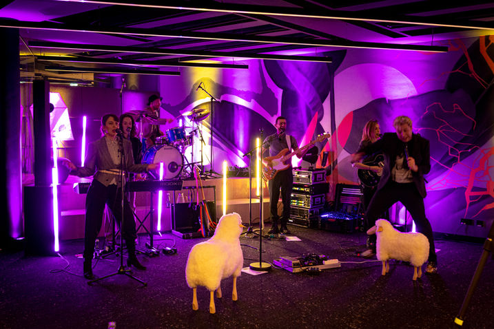 Live Stream der Band AF90 im Accenture-Büro in der Börse Wien