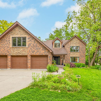 LOCAL LISTING TO LOVE❤️Create Family Memories in Beautiful Knoch Knolls of Naperville on Alyssa Drive