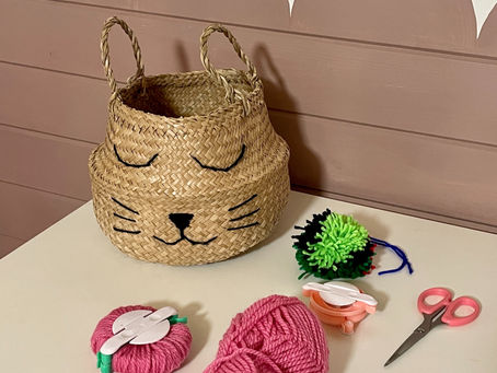 Camping crafts: How to make pom poms.