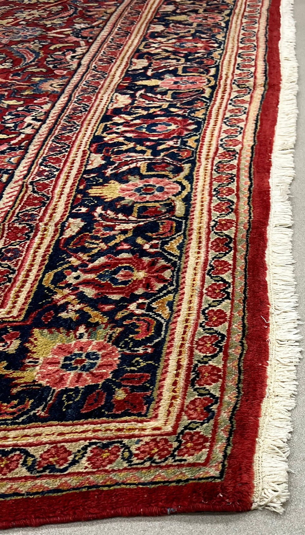 Persian Mahal rug originated in the 1950s. This Persian rug features a stunning pattern in multicolor.