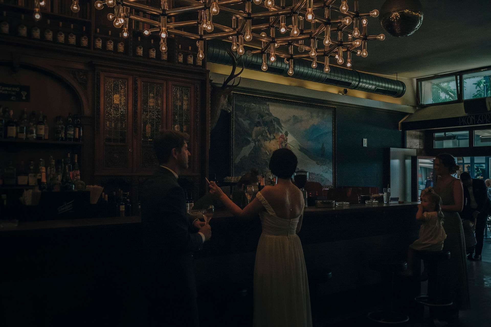 Low light Marshall Bar Hochzeitsfoto Filmlook Urban