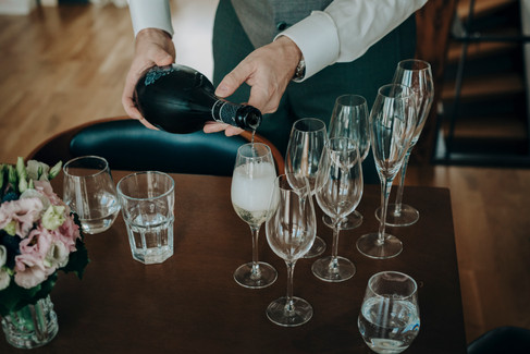 Sekt Getting Ready Foto Stuttgart West Zuhause Hochzeitsvorbereitung