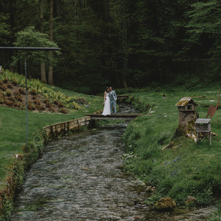 Brautpaarshooting Künkele Mühle Hochzeit Bad Urach Brautpaar Natur Bach Schwäbische Alb