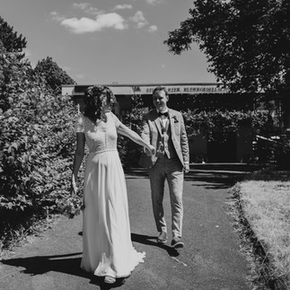 Brautpaar im Hallo Emil blick auf Neckar Grün Stuttgart Hochzeitslocation urban