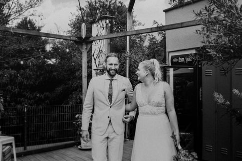 Johanna und Daniel im Hallo Emil in Stuttgart / Hochzeitsfotografie Nicole Groß / Fotografin Nicole Groß fotografiert Hochzeitsreportage im Hallo Emil. Freie Hochzeitsfeier im Hallo Emil in Stuttgart. Urbane Hochzeitsfotografie Nicole Groß Stuttgart, Esslingen und Ludwigsburg.