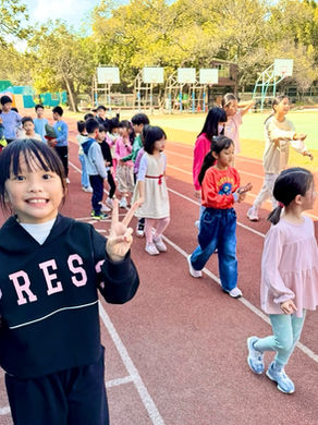 很多家長會擔心：「如果孩子英文不夠好，會不會跟不上？」